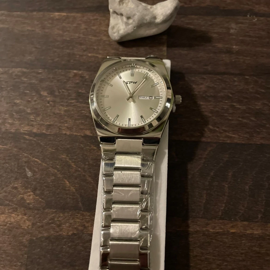 Silverfärgad klocka från TPW