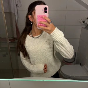 vit stickad  - säljer då jag har många stickade tröjor!! ❤️🫰🏼👩🏼‍❤️‍💋‍👩🏽