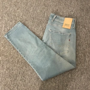 Replay Hyperflex ljusblå jeans  - Säljer då de är för små. De är uppsydda så de passar längd 28–30. Använda ett fåtal gånger, så mycket bra skick. Från Replay, storlek W31 L28–30.