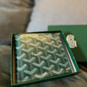 Grön plånbok  - Snygg görn plånbok med randiga mönster och passar till allt 👌🏽👏🏽