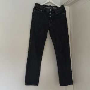 Svarta straight jeans från Weekday - Säljer ett par svarta Klean Regular Straight Jeans från Weekday. De är rätt högmidjade med sitter väldigt bra ❤️❤️ skriv om ni vill ha bilder hur de sitter på eller har andra frågor 