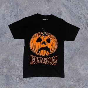 Haunted Mound Hauntaholics T-shirt - Riktigt fet Hauntaholics t-shirt från Haunted Mounds drop i december 2022 🎃Knappt använd och väldigt få tecken på slitage ❄️Storlek small men sitter rätt slim 👕Pris kan diskuteras ‼️