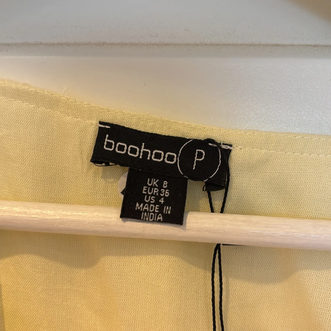 Ljusgul kort klänning från Boohoo - 2