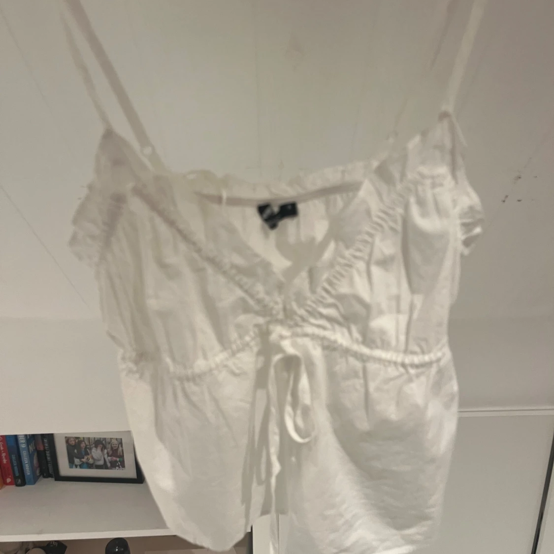 Vit linnetopp med knyt och volang - 1