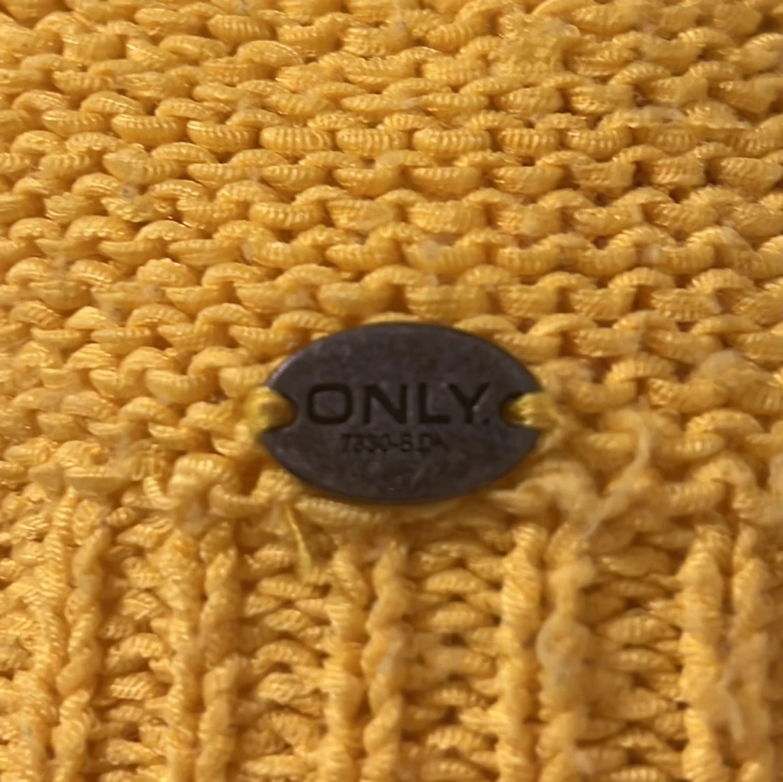 Gul stickad tröja från ONLY - 2