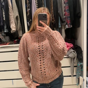 Stickad rosa tröja från Pull&Bear - Mysig stickad tröja i rosa och oranga toner från Pulz.  Perfekt för lager-på-lager och chill dagar. Tröjan är knappast använd och har därför inga defekter💕