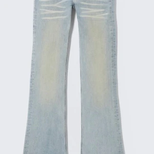 Ljusblå bootcut jeans - Snygga ljusblå jeans från cheap Monday i storlek 27/32, bra skick men det är lite slitning längs ner på benen 