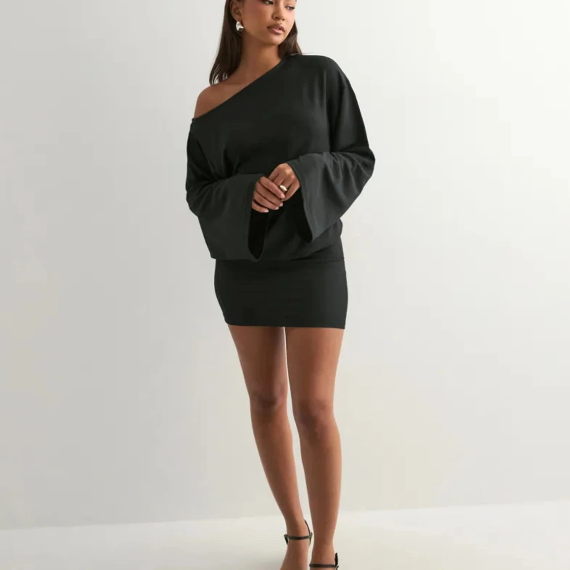 Svart offshoulder kortklänning