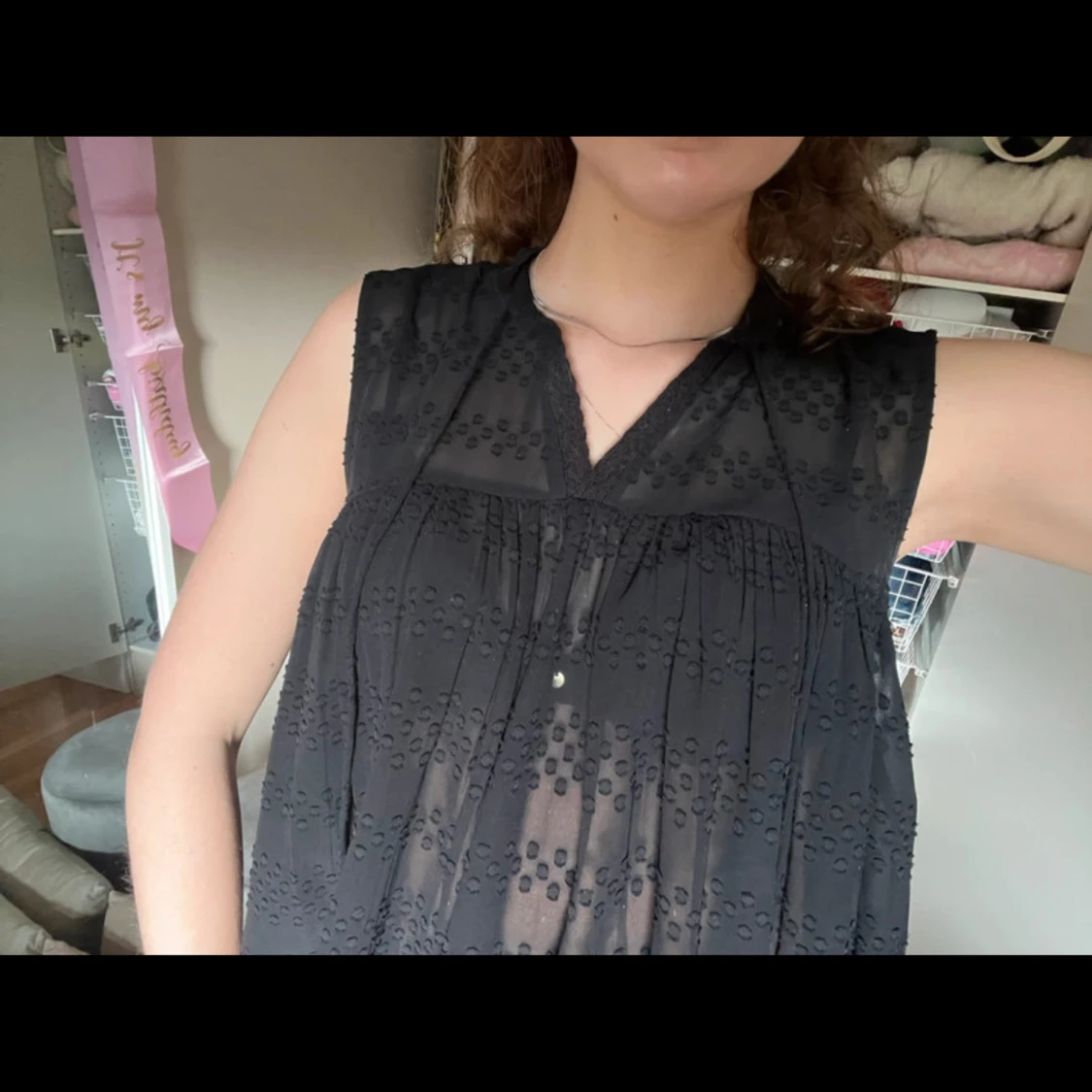 Svart ärmlös blus med prickigt mönster - 2