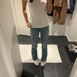 Levis ljusblå bootcut jeans - Säljer ett par Levis jeans i ljusblå tvätt. Klassisk femficksmodell med bootcut och normal passform. Jeansen har Levis-logga på bakfickan och är tillverkade i mjukt denimtyg. Perfekta för dig som gillar en avslappnad men ändå snygg stil.