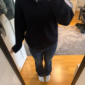 Brandy Melville tröja - Superfin tröja med krage från Brandy Melville. Den är i onesize men jag har vanligtvis xs/s och den passar mig. Hör av er vid frågor/prisförslag!