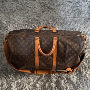 Louis Vuitton Monogram Keepall 55 - L^^is Vui^^on Keepall 55 med band  Oerhört fin väska, tillverkad ”June 1990 in France”  Skick: 7/10 Nypris: 25000kr Pris: 7900kr Frakt: Hemlevererat spårbart!📦  140+ referenser tillgängliga, tveka inte meddela ifall du är intresserad!