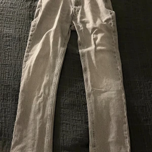 Grå jeans från Jack & Jones Relaxed Chris - Snygga grå jeans från Jack & Jones, modellen Relaxed Chris. Jag säljer dem för jag inte riktigt gillar den mer ”baggy” stilen men de är väldigt sköna och jag rekommenderar!