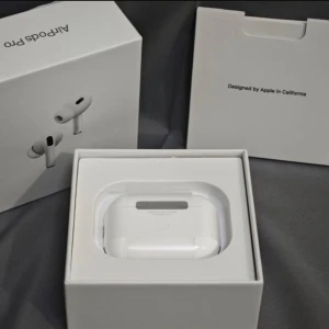 AirPods Pro 2  - Snygga och välbevarade AirPods Pro med originalförpackning, laddningskabel och extra öronkuddar. Aktiv brusreducering och trådlös laddning. Inga synliga repor eller skador, allt ser komplett ut. Perfekt för musik, samtal och träning.