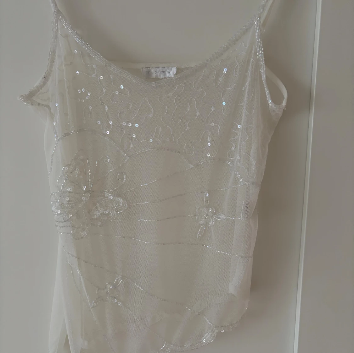 Vit paljettprydd linnetopp - 1