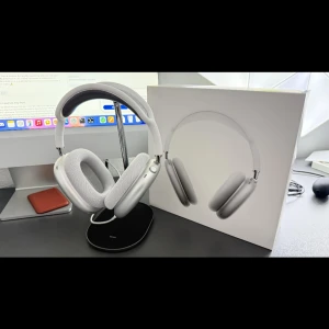 AirPods Max - Apple AirPods Max i silver, trådlösa over-ear hörlurar med aktiv brusreducering. Komplett med originalkartong. Mycket fint skick, inga synliga repor eller skador. Perfekt för musik, film och samtal med hög ljudkvalitet och komfort.