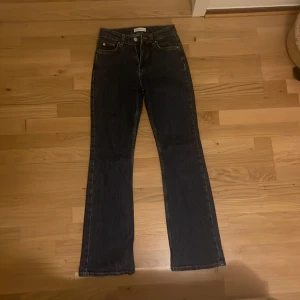 mörkblåa bootcut/flare jeans  - mörkblåa bootcut/flare perfect jeans från gina. de är i bra skick då ja använt de några få gånger. de är i storlek xxs men skulle säga att de också passar en xs💕💕skriv om ni har fler frågor eller vill ha fler bilder och pris går såklart att diskutera💗💗