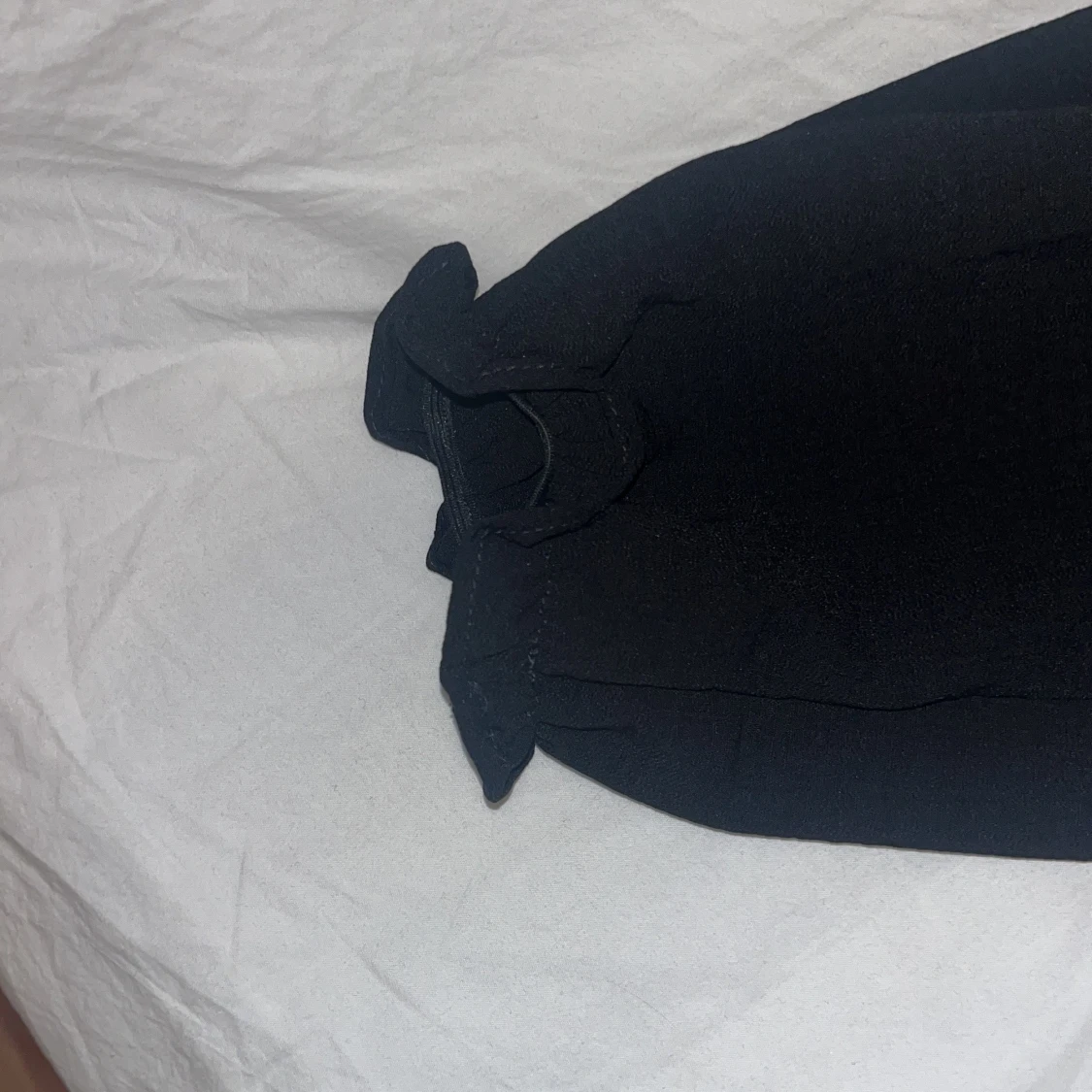 Svart blus med volang från AWARE - 4