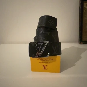 Stil ren skärp  - Idag säljer jag en stil ren skärp med monogram logo skärpen är såklart i nytt sick jätte fint för vardag och fest perfekt för dig som vill ha något unikt 