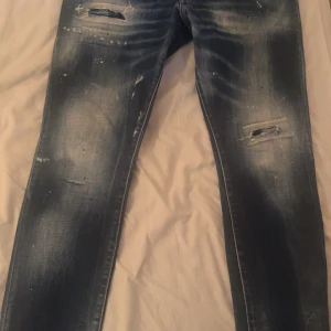 Dsquared2 Skater Jean blå, stl 50, nypris 4000kr - Endast testade men för små för mig. Till skillnad från 90% av allt här så är de original. Inköpta för 4000kr på farfetched. Passa på göra ett sjukt kap 