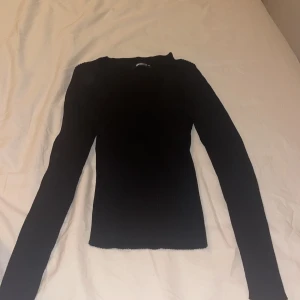 Svart ribbad tröja Gina Tricot XXS - Svart långärmad tröja från Gina Tricot i storlek XXS. Tröjan är ribbad och har en snygg v-ringad halsringning. Den är i bra skick då ja aldrig använt den. skriv om ni har fler frågor eller vill ha fler bilder och pris går att diskutera💕💕