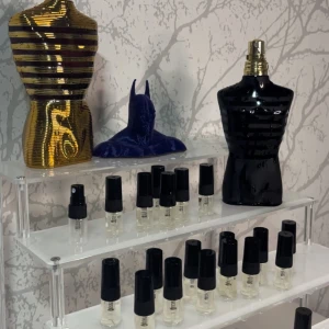 Le Male Elixir 2ml - Snygg och trendig herrparfym från Jean Paul Gaultier i ikonisk guldflaska. Perfekt för dig som vill sticka ut och addera en lyxig touch till din stil. Upptäck Le Male Elixir och ta din doftgarderob till nästa nivå.