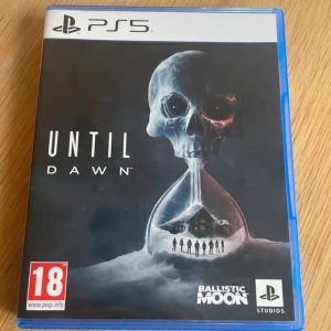Until Dawn PS5 - Ett skräckspel där dina val avgör vem som överlever natten. En grupp vänner fastnar i en enslig fjällstuga, och varje beslut kan betyda skillnaden mellan liv och död. Skivan och fodralet är i mycket gott skick, utan synliga skador.