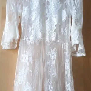 Vit spetsklänning från Ida Sjöstedt - Säljer min vackra vita spetsklänning från Ida Sjöstedt i storlek 36. passar 36-38. • Endast använd en gång och är tvättad • Färg: Vit/ivory med spetsdetaljer romantisk och elegant look. Går att använda höst/vinter med kofta och boots såväl som sommartid. Perfekt som studentklänning.  Creme/vit 