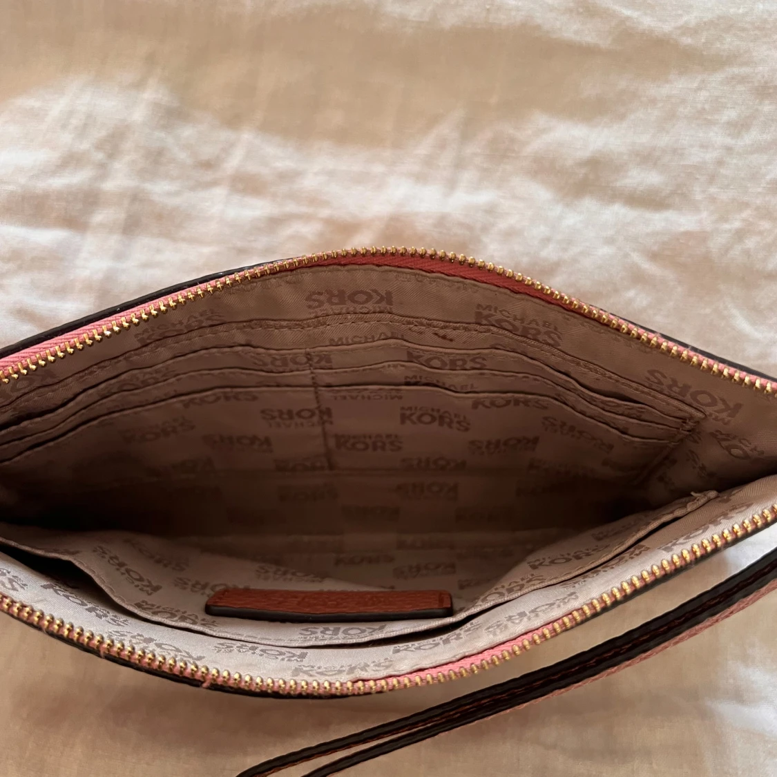 Rosa  kuvertväska från Michael Kors