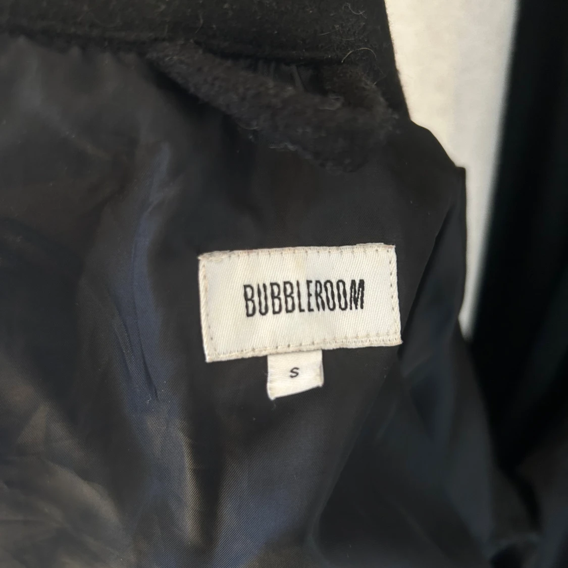 Svart kappa med snörning från Bubbleroom - 1