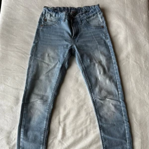 Ljusblå jeans - LAB Industries ljusblå jeans i storlek 140 med stretch. Fraktar inom 24h!