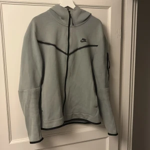 Nike air tech - Nike air tech i storlek L men passar öven en stor M, väldigt bra skick