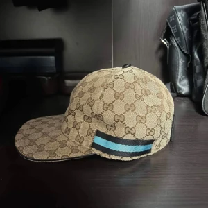 Gucci keps, blue stripe  - Kepsen är helt i nyskick och har lappar och box kvar. Om du har några frågor är de bara att ställa dom. Och helst skriv innan du köper. Mvh: William 