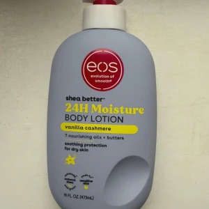 EOS Vanilla Cashmere Body Lotion - EOS shea better 24H Moisture Body Lotion i doften vanilla cashmere. Innehåller 7 närande oljor och smör, med sheasmör och sheaolja för silkeslen hud. Ljuslila plastflaska med pump, 473 ml. Vegansk, parfym med vanilj, mysk och karamell. Säljs inte i Sverige, köpt i USA! HELT OANVÄND! Pris går ju såklart att diskutera.