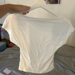 Vit topp med öppen rygg - Sitter hårdare runt midjan och öppen rygg, använd enstaka gånger