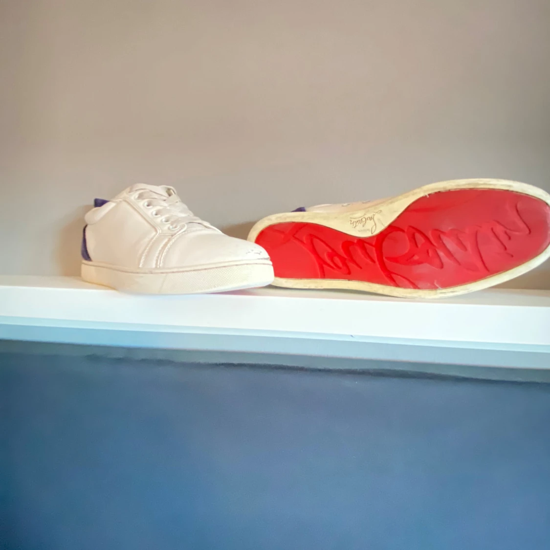 Vita Louboutin sneakers med lila detalj - 2