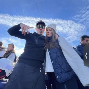 Marinblå quiltad dunväst med fickor - En till ur snygg dunväst! Perfekt till afterski, endast använd 2 gånger💕säljer fler västar!