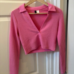 Rosa croppad ribbad topp från New Yorker  - Säljer en rosa croppad topp från New Yorker i storlek S. Aldrig använd! Skriv för fler bilder✨