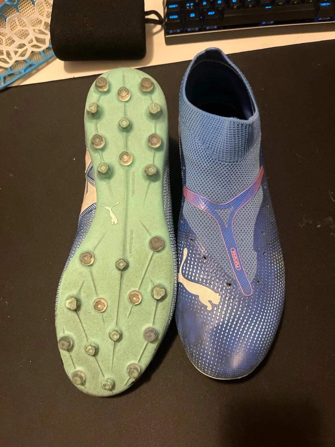 Blå Puma fotbollsskor med strumpdesign - 2