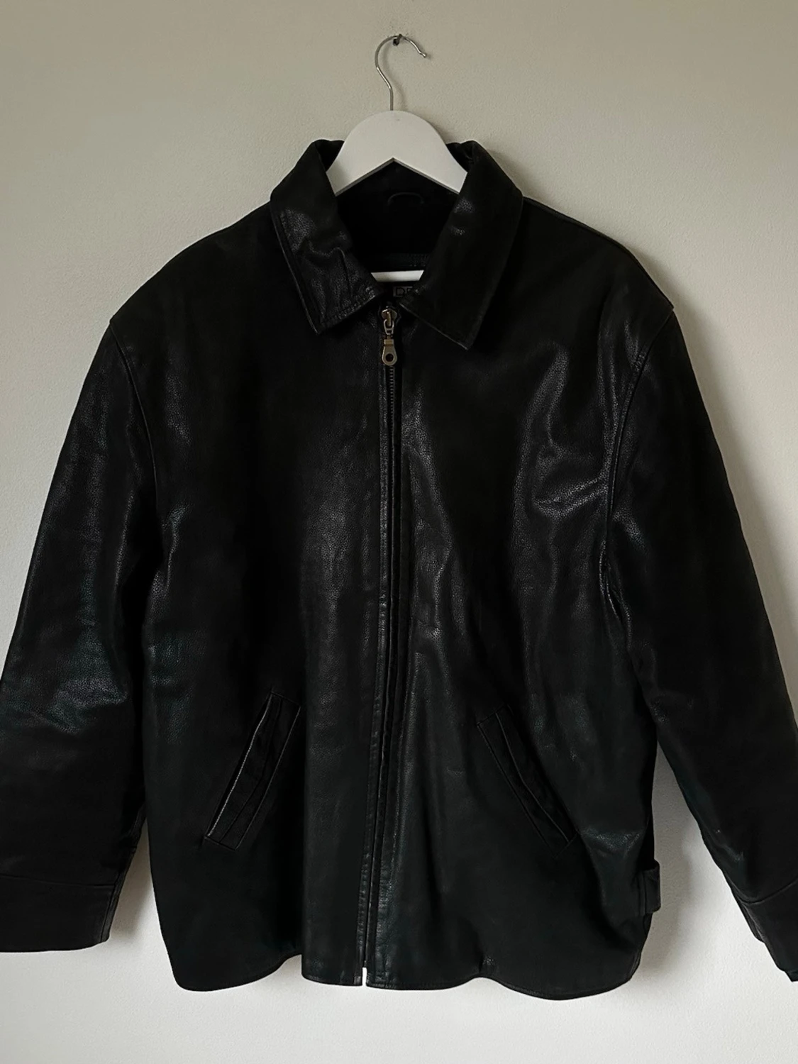 Svart skinnjacka från Derart, storlek L