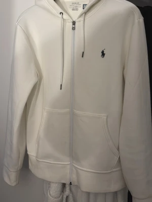 Ralph lauren zip - Säljer en knappt använd Ralph lauren zip. Köptes i juni på zalando köptes på Zalando. Passar personer upp till 185. Ej tvättad då den blev använd en två gånger. Kvitto kan jag nog leta upp på mail. Ordern i appen finns nog ochså kvar att visa 