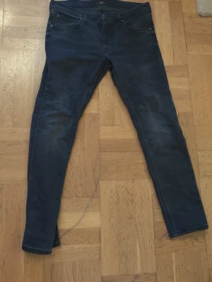 Mörkblå  jeans från Lee - Snygga mörkblå jeans från Lee. Storleken är 30/30. Skcik är 9,5/10 (knappt använda) 