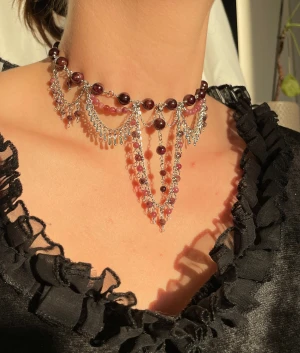 Handgjort halsband  - Ett gotiskt, vampyr inspirerat halsband. Gjort med röda pärlor och silvriga detaljer 