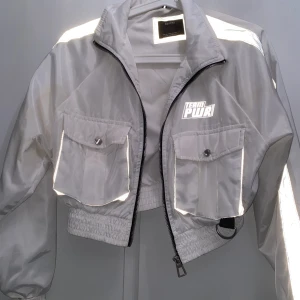 Oanvänd vit glow in the dark jacka - Tunn vit jacka med reflex från bershka 