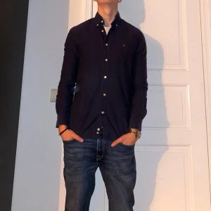 Mörkblå skjorta från Morris - Mörkblå skjorta från Morris i storlek S.  Fint skick till ett bra pris. Nypris: 1299kr. Mitt pris: 349kr. Vid frågor eller funderingar, tveka inte att höra av dig.