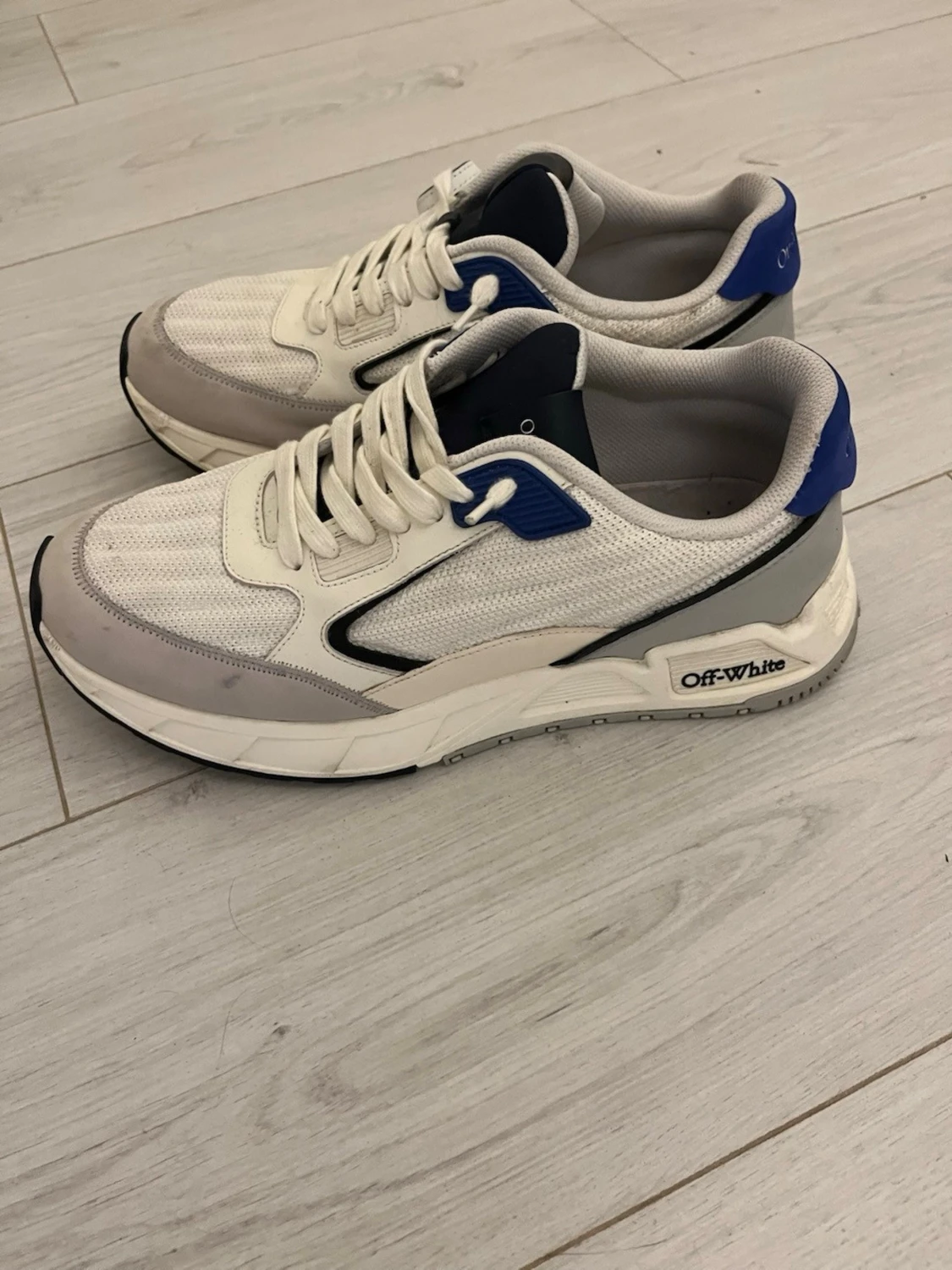 Off-White vita sneakers med blå detaljer