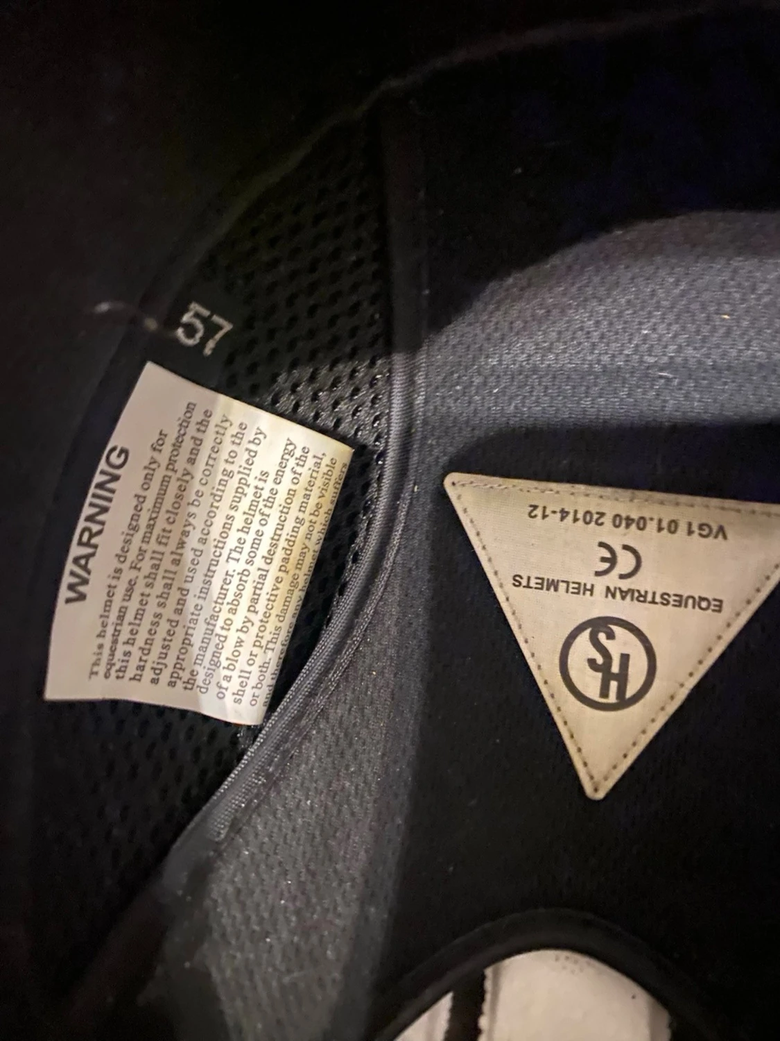 Svart ridhjälm med silverdetaljer - 1