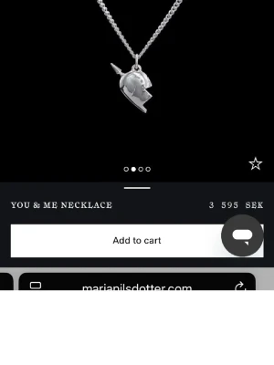 Maria Nilsdotter halsband - Superfint Maria Nilsdotter halsband med ett silverfärgat hängsmycke i form av ett hjärta. Det är den vänstra delen😍