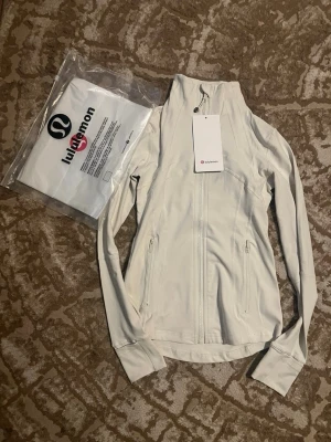 Lululemon define jacket  - Säljer en fin lululemon define jacket som är helt ny och bara testats på hjälper en vän att sälja bort den hör av er om det är något ni undrar 