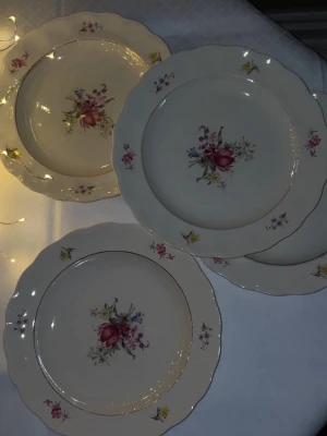 Gustavsberg Flint Porslin Carina 4st✨ - Carina är en ädel tallrik med delikata, ädla blommor🌷✨ En vacker talrik som känns lyxig. Finns även matchande assietter💐🌸